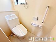 ～やはり便利なタンク式トイレ～ ・最近はタンクレストイレもございますが、タンク式の場合は停電時もお水を流すことが可能。 ・故障時なども比較的費用が安くなるなど、メリットが多くなります。 
