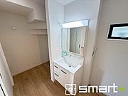 ～シャワー付き洗面台を採用～ ・洗面台の蛇口がホースで伸びシャワーとしてご利用可能。 ・朝の寝ぐせ直しなどにシャワーを使いたい時、洗面台の掃除をする際にも便利にお使いいただけますよ。 