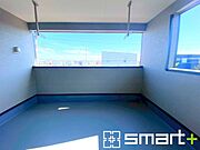 ～屋根付きのバルコニー～ ・バルコニーは屋根付きなので急な雨でも安心です。 ・奥行きもあるので洗濯物が干しやすいのも嬉しいポイントですね。 