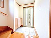 ～余裕の広さの玄関～ ・玄関スペースを大きく取る事でご帰宅された際の開放感が違います。 ・お客様を出迎える顔にもなる玄関、この広さは魅力的ですね。ぜひ現地でご体感くださいませ。 