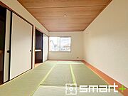 ～「和みの部屋」和室をご用意～ ・ゴロンと寝転がったり、お子様のいるご家庭ではお子様を寝かしつけたり、などご活用いただける和室をご用意。 ・やはり畳の香りは心が落ち着きますね。 