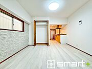 ～オプション施行もお任せください～ ・フローリングの変色など劣化を軽減し、水をこぼした場合などにも防いでくれるフロアコーテイングが人気となっております。 ・オプション施行もお任せください。 