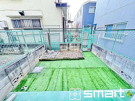 ～広々したお庭のある邸宅～ ・余裕の敷地には広いお庭もご用意。 ・ガーデニングや安らぎの空間として、倉庫を置いたりと様々な活用が可能です。 ・人工芝の敷設などもお気軽にご相談くださいませ。 
