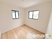 ～2面採光の明るいお部屋～ ・洋室は2面採光とする事で穏やかな陽の入る明るい空間となっております。 ・くつろぎのプライベート時間を明るい空間で穏やかにお過ごしいただけます。 