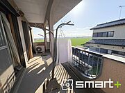 広がる空と緑、心地よい風を感じる開放的な空間 
