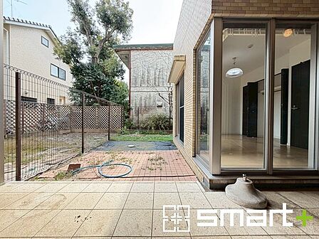 ~1階ならではの専用庭付き~ ・マンション住まいでもお庭があるだけで余裕を感じますね。 ・防草シートや人工芝の敷設などのオプションもお気軽にご相談くださいませ。