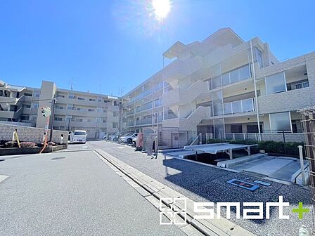～敷地内に駐車場をご用意～ ・敷地内に収容力に優れた機械式駐車場がございますので、お車をお持ちの方も是非ご検討ください。 ・空き状況のご確認などもお気軽にどうぞ。 