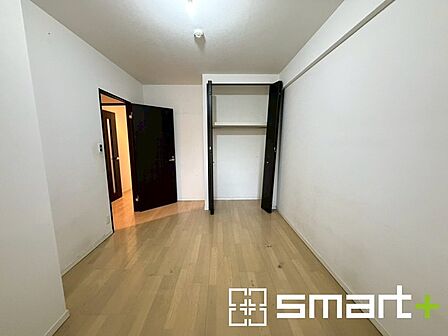 ～自然な風合いの洋室～ ・ナチュラルな色彩で纏められた洋室は家具のコーディネートもしやすくなっております。 ・どんな家具にするか考えるだけでも楽しくなってきますね。 