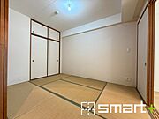 ～「和みの部屋」和室をご用意～ ・ゴロンと寝転がったり、お子様のいるご家庭ではお子様を寝かしつけたり、などご活用いただける和室をご用意。 ・やはり畳の香りは心が落ち着きますね。 