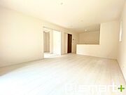 ～家族団らんにピッタリの広々リビング～ ・自然の光が降り注ぐ明るいLDKは家族団らんにピッタリ。 ・隣接の洋室を続き間として利用すれば20帖超の広々空間になります。