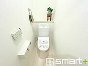 ～やはり便利なタンク式トイレ～ ・最近はタンクレストイレもございますが、タンク式の場合は停電時もお水を流すことが可能。 ・故障時なども比較的費用が安くなるなど、メリットが多くなります。 