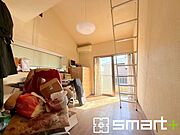 ～収納豊富な洋室～ ・各居室に備え付けの収納をご用意。タンスなどを置く場合と比べ出っ張らないので部屋の中を有効のご活用いただけます。 ・収納の広さなどぜひ現地でご確認くださいませ。 