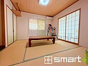 ～「和みの部屋」和室をご用意～ ・ゴロンと寝転がったり、お子様のいるご家庭ではお子様を寝かしつけたり、などご活用いただける和室をご用意。 ・やはり畳の香りは心が落ち着きますね。 