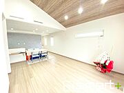 ～余裕の空間が広がるＬＤＫ～ ・21帖以上あるＬＤＫはご家族団らんのお時間を余裕の広さで演出してくれます。 ・ご内覧の際は家具の配置などもイメージしながらご覧くださいませ。