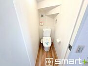 ～やはり便利なタンク式トイレ～ ・最近はタンクレストイレもございますが、タンク式の場合は停電時もお水を流すことが可能。 ・故障時なども比較的費用が安くなるなど、メリットが多くなります。 