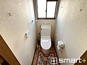 ～やはり便利なタンク式トイレ～ ・最近はタンクレストイレもございますが、タンク式の場合は停電時もお水を流すことが可能。 ・故障時なども比較的費用が安くなるなど、メリットが多くなります。 