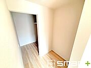～本格的な広さのウォークイン～ ・しっかりとした広さのウォークインクローゼットを設けた仕様。 ・よくある小さめのウォークインは実際には収納力弱めですが、これだけ大きいと十分な収納力です。 