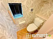 ～やはり便利なタンク式トイレ～ ・最近はタンクレストイレもございますが、タンク式の場合は停電時もお水を流すことが可能。 ・故障時なども比較的費用が安くなるなど、メリットが多くなります。 
