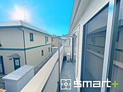 ～洗濯物も干しやすいバルコニー～ ・バルコニーには物干し竿受けが標準装備されております。 ・テラス屋根等のオプションもお気軽にご相談くださいませ。 
