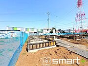 ～ベタ基礎でしっかりとした土台～ ・コンクリートの中に鉄筋を配し強度を高めた「ベタ基礎」を採用。 ・しっかりとした土台を造ったうえで、その上に建物が築造されていきます。