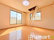 ～2面採光の明るいお部屋～ ・洋室は2面採光とする事で穏やかな陽の入る明るい空間となっております。 ・くつろぎのプライベート時間を明るい空間で穏やかにお過ごしいただけます。 