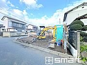 ～開放感ある角地のお住まい～ ・2方向が空く事で開放感のある角地に位置しております。 ・窮屈な感じが無く、ゆったりと暮らせるこの魅力をぜひ現地でご体感くださいませ。 