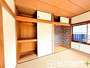 和室にある広々とした収納です。