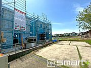 ～閑静な住宅街の立地～ ・周辺は閑静な住宅街となっておりますので、静かな暮らしをご実現いただけます。 ・前面道路の交通量も多くないので、小さなお子様がいるご家庭でもご安心ですね。 