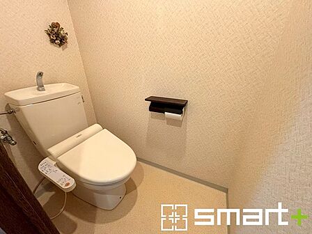 ~やはり便利なタンク式トイレ~ ・最近はタンクレストイレもございますが、タンク式の場合は停電時もお水を流すことが可能。 ※ハウスクリーニング済です。