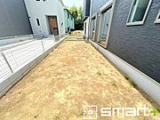 ～お庭もある余裕の敷地～ ・広々した敷地にはお庭もご用意。お庭があるだけで余裕を感じますね。 ・防草シートや人工芝の敷設などのオプションもお気軽にご相談くださいませ。 