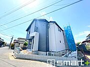 ～閑静な住宅街の立地～ ・周辺は閑静な住宅街となっておりますので、静かな暮らしをご実現いただけます。 ・前面道路の交通量も多くないので、小さなお子様がいるご家庭でもご安心ですね。 