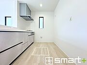 ～使い勝手の良いシステムキッチン～ ・料理がしやすい設計のキッチンでお料理もはかどりますね。 ・もちろんキッチン下部は収納になっておりますので、フライパンなども収納可能です。 