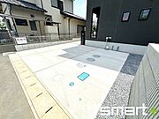 ～ゆとりあるカースペース～ ・セカンドカーや来客時にも困らないカースペース2台分。物置や駐輪スペースなどにも利用できますね。 ・カーポートなどのオプションもお気軽にご相談くださいませ。