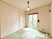 ～2面採光の明るいお部屋～ ・和室は2面採光とする事で穏やかな陽の入る明るい空間となっております。 ・くつろぎのプライベート時間を明るい空間で穏やかにお過ごしいただけます。 