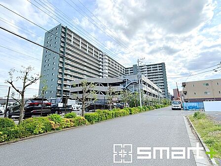 ~閑静な住宅街の立地~ ・周辺は閑静な住宅街となっておりますので、静かな暮らしをご実現いただけます。 ・前面道路の交通量も多くないので、小さなお子様がいるご家庭でもご安心ですね。