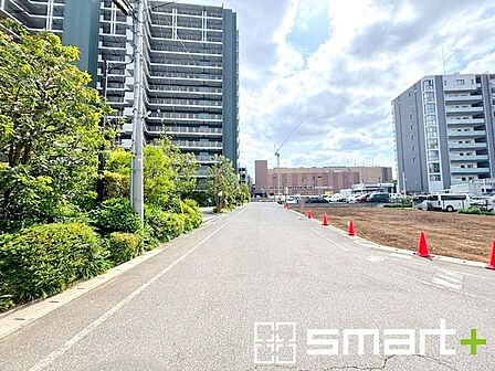 ~十分な広さのある前面道路~ ・前面道路は約8mございますので、お車でのすれ違いも楽々で余計なストレスがかかりません。 ・日々お車での移動が多い方には大切なポイントですね。