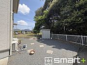 ～広々したお庭のある邸宅～ ・余裕の敷地には広いお庭もご用意。 ・ガーデニングや安らぎの空間として、倉庫を置いたりと様々な活用が可能です。 ・人工芝の敷設などもお気軽にご相談くださいませ。 