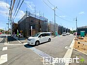 ～閑静な住宅街の立地～ ・周辺は閑静な住宅街となっておりますので、静かな暮らしをご実現いただけます。 ・前面道路の交通量も多くないので、小さなお子様がいるご家庭でもご安心ですね。 