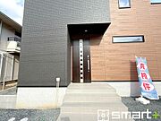 ～お住まいの顔「玄関」～ ・玄関ドアの上にはもちろん軒がございますので、雨の日でも濡れずに鍵の開閉が可能です。 ・鍵は防犯性に優れたディンプルキーを採用。 