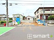 ～十分な広さのある前面道路～ ・前面道路は約6ｍございますので、お車でのすれ違いも楽々で余計なストレスがかかりません。 ・日々お車での移動が多い方には大切なポイントですね。 