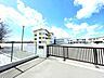 周辺：下稲吉小学校（900m）