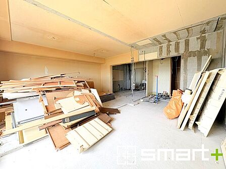~窓からはたっぷりの陽光~ ・穏やかな陽だまりに包まれる居心地の良いLDKは、ご家族が自然と集まる憩いのスペースに。 ・家事をしながらご家族との会話が楽しめる人気のカウンターキッチンも魅力。
