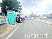 ～閑静な住宅街の立地～ ・周辺は閑静な住宅街となっておりますので、静かな暮らしをご実現いただけます。 ・前面道路の交通量も多くないので、小さなお子様がいるご家庭でもご安心ですね。 