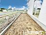 外観：〜お庭もある余裕の敷地〜 ・広々した敷地にはお庭もご用意。お庭があるだけで余裕を感じますね。 ・防草シートや人工芝の敷設などのオプションもお気軽にご相談くださいませ。 