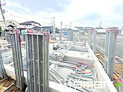 ～ベタ基礎でしっかりとした土台～ ・コンクリートの中に鉄筋を配し強度を高めた「ベタ基礎」を採用。 ・しっかりとした土台を造ったうえで、その上に建物が築造されていきます。 