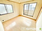 ～明るく暖かな光が差し込む洋室～ ・大きな窓からたっぷりの光が舞い込み、お部屋全体を優しく包み込んでくれます。 ・収納付きなので整理整頓しやすく、生活空間が広がりますね。 