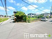 ～開放感ある角地のお住まい～ ・2方向が空く事で開放感のある角地に位置しております。 ・窮屈な感じが無く、ゆったりと暮らせるこの魅力をぜひ現地でご体感くださいませ。 