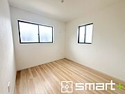 ～2面採光の明るいお部屋～ ・洋室は2面採光とする事で穏やかな陽の入る明るい空間となっております。 ・くつろぎのプライベート時間を明るい空間で穏やかにお過ごしいただけます。 
