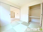～使い勝手の良い「和洋室」～ ・畳敷きに建具は洋風、というハイブリッド型の「和洋室」。和室と洋室の良い所を組み合わせたお部屋です。 ・やはり畳の香りは心が落ち着きますね。 