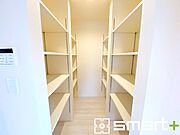 ～ちょっとした空間も有効活用～ ・しっかりと収納をご用意。ちょっとしたスペースも無駄にしません。 ・掃除機など意外と置場に困る物もしっかりと収納可能です。 